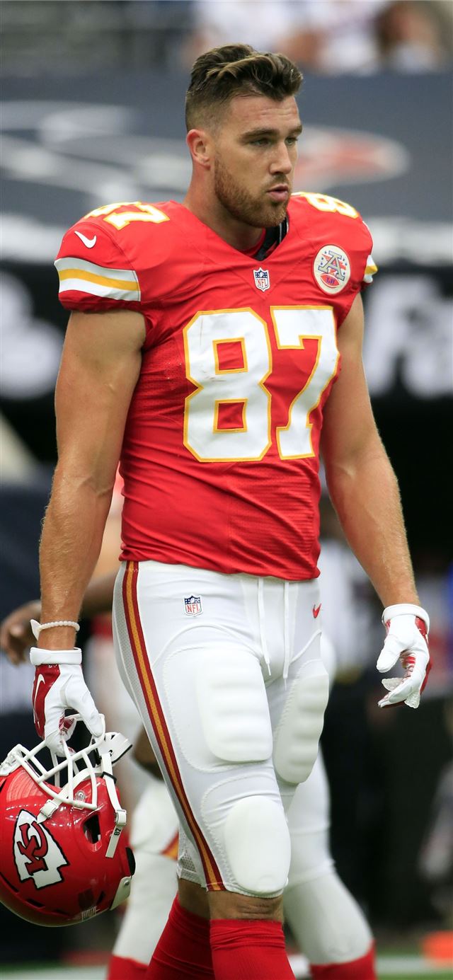 1125x2436 29 Travis Kelce on afari - american football celebrity iPhone X Wallpaper