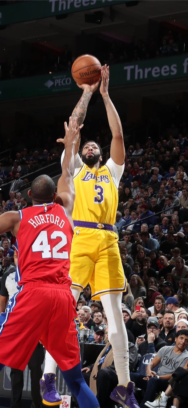 1125x2436 Photos Lakers vs 76ers - basketball celebrity iPhone X Wallpaper