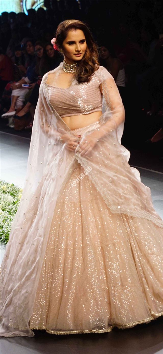 1125x2436 24 Hot Photos of Sania Mirza to make your week bet... - tennis celebrity iPhone X Wallpaper