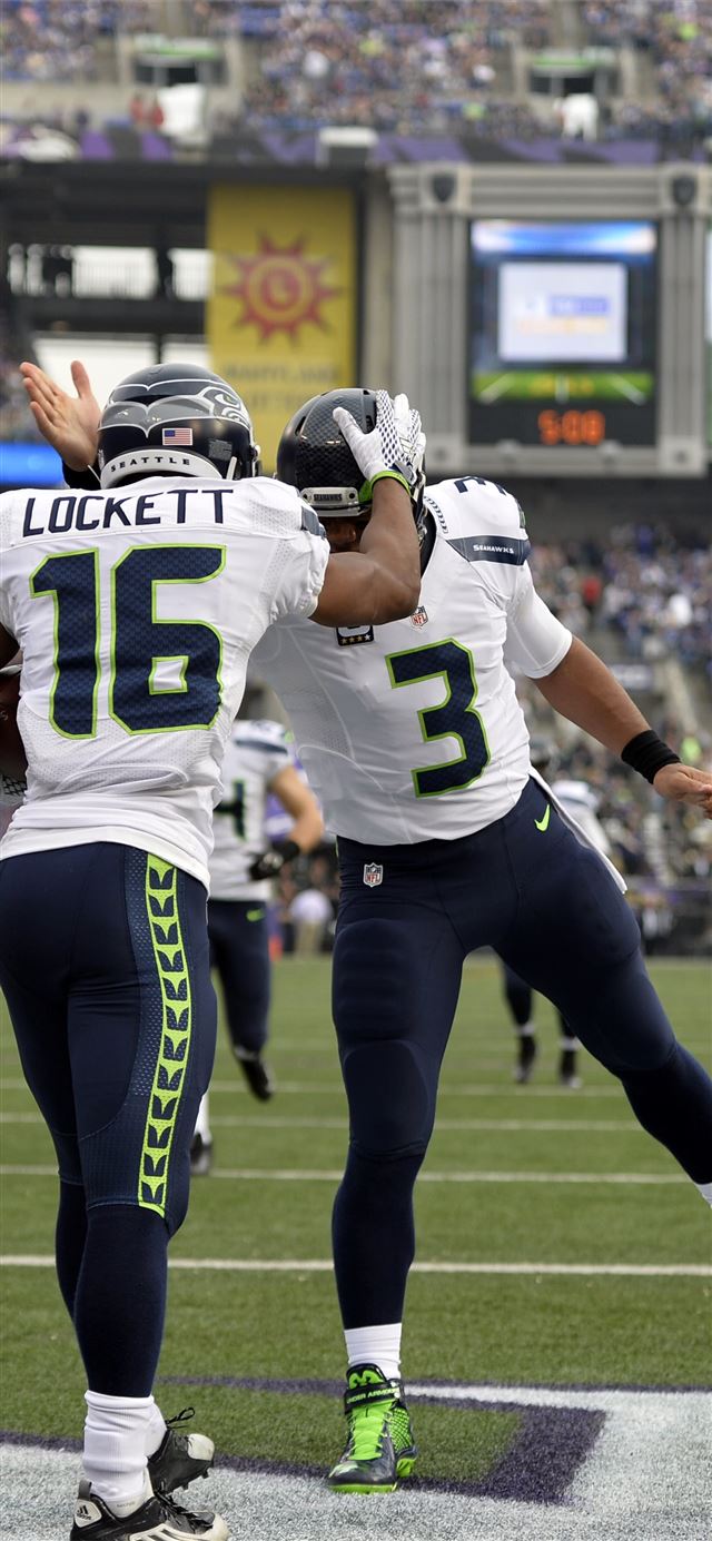 1125x2436 Russell Wilson and Tyler Lockett are successful no... - american football celebrity iPhone X Wallpaper