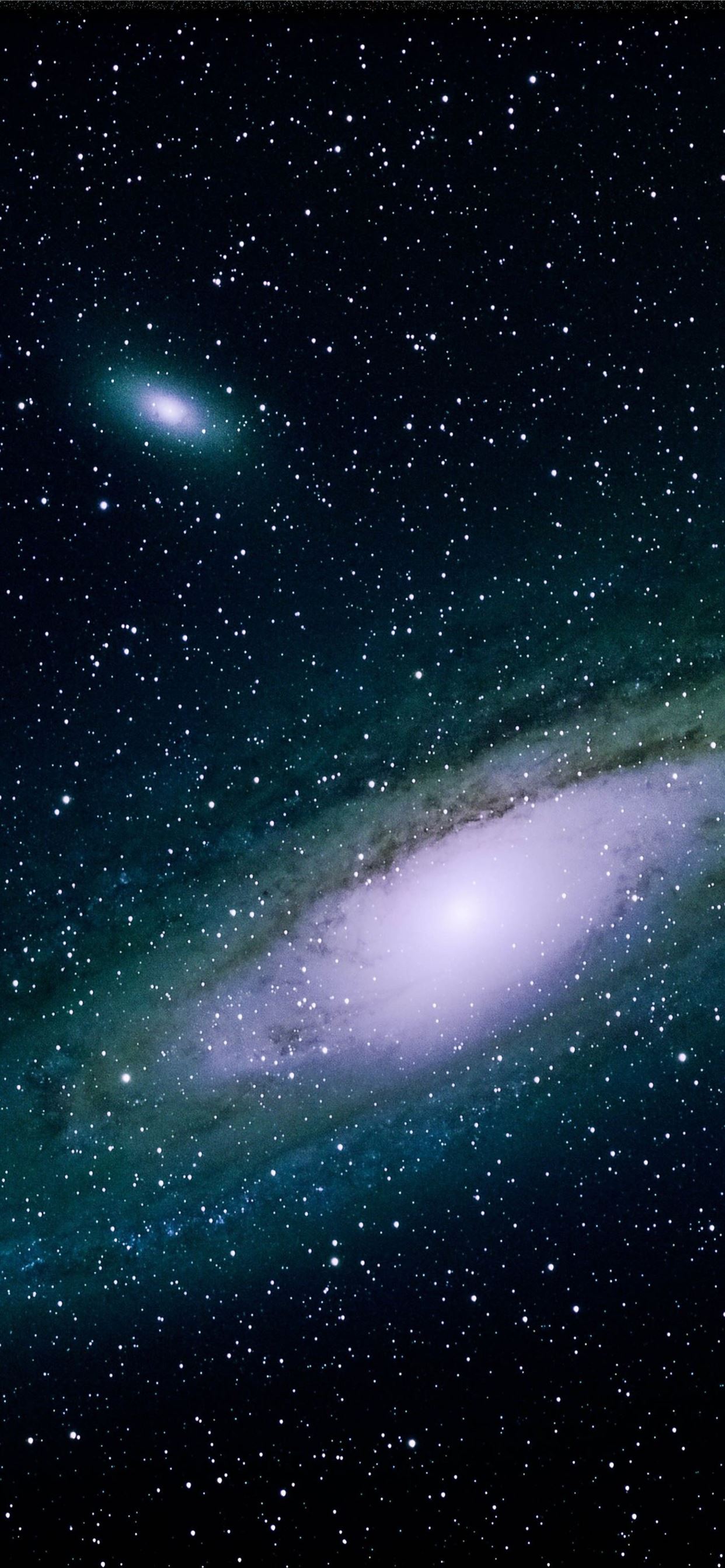 Thiên hà Ngân Hà là một trong những thiên hà được yêu thích nhất bởi sự toàn vẹn, sắc sảo và đầy màu sắc của nó. Hãy khoác lên cho chiếc điện thoại của bạn một tà áo mới với hình nền về thiên hà Ngân Hà miễn phí thực sự đẹp mắt và kỳ diệu.