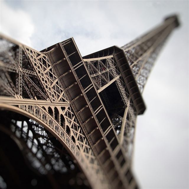 Eiffel Tower iPad wallpaper 