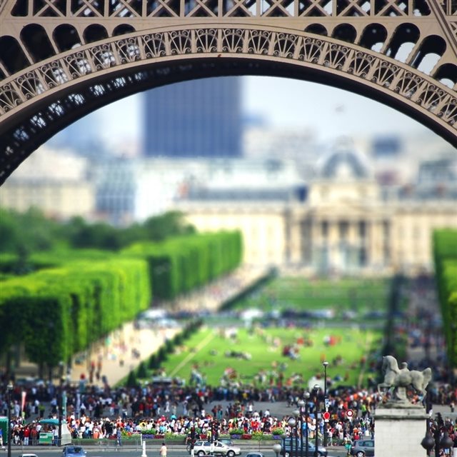 Eiffel Tourists iPad wallpaper 