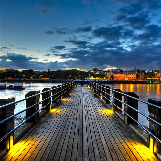 Thames Pier iPad wallpaper 