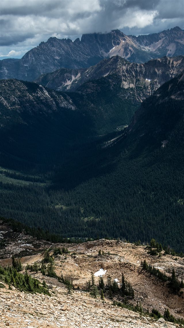 Great Mountain View Green Nature iPhone 8 wallpaper 
