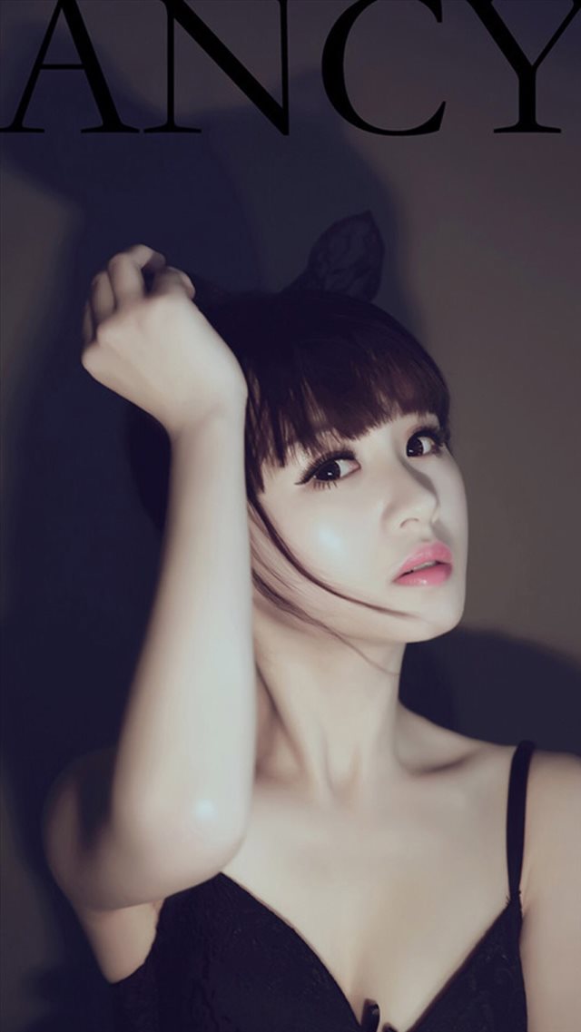 Tempting Cute Girl Model Photography iPhone 8 wallpaper 