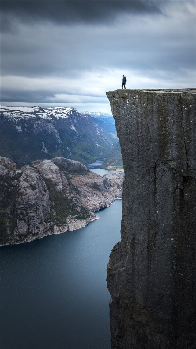 Dangerous Hanging Mountain Cliff Nature Scenery iPhone 8 wallpaper 