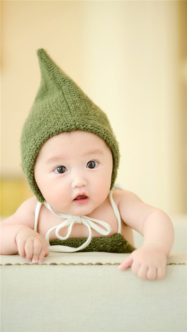 Infant Cute Dress Up iPhone 8 wallpaper 