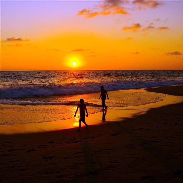 Sea sunset couple walk sand iPad Pro wallpaper 