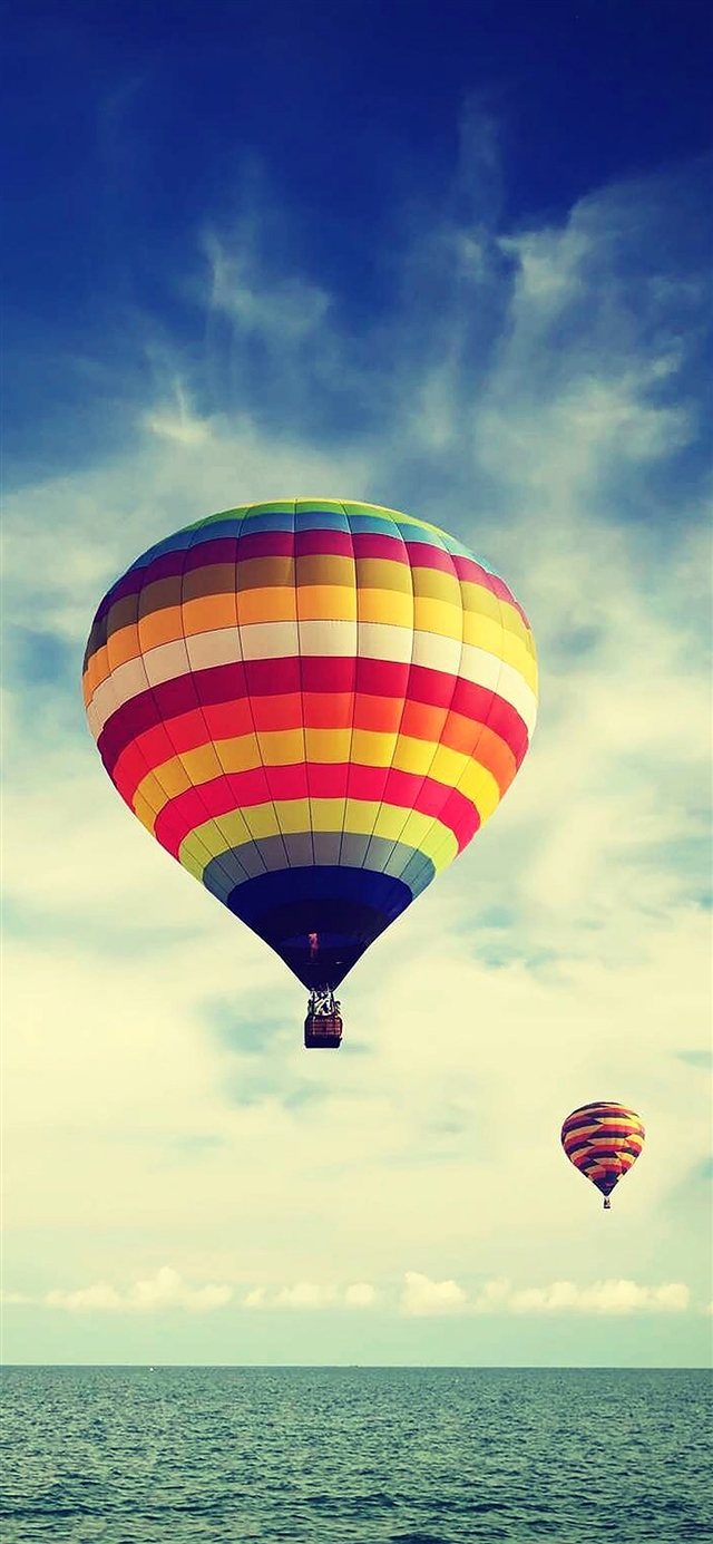 Hot Baloon fly sea iPhone X wallpaper 