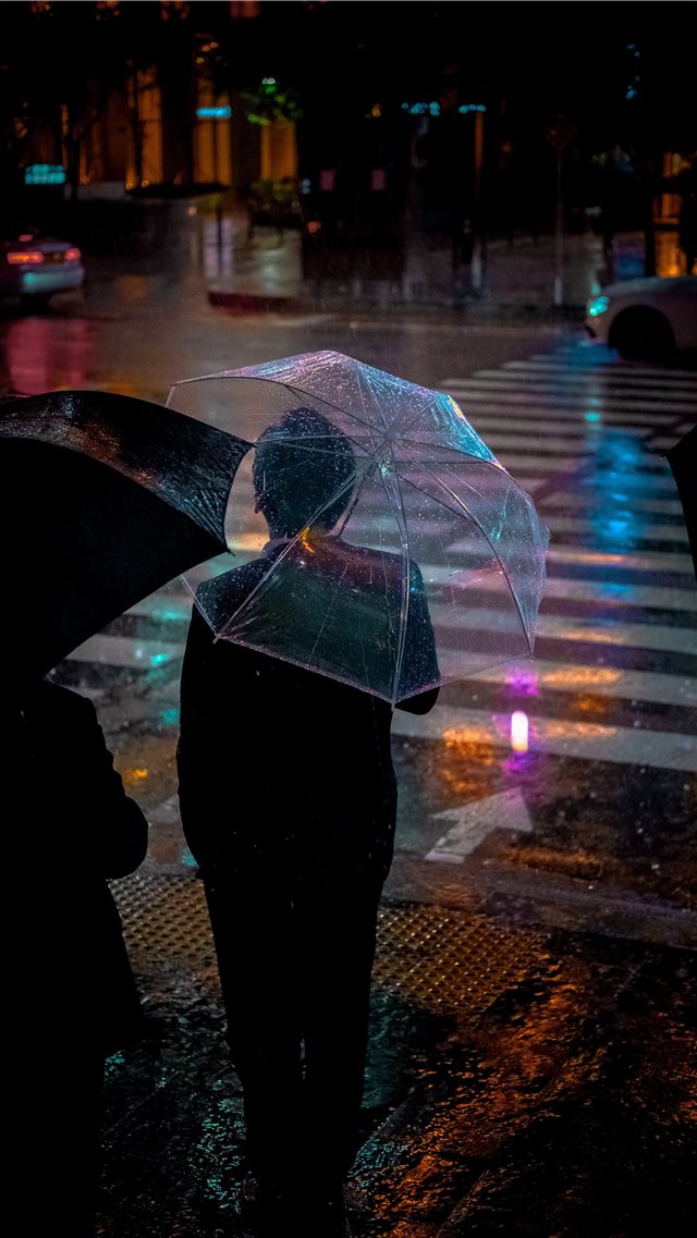 Man with umbrella iPhone 8 wallpaper 