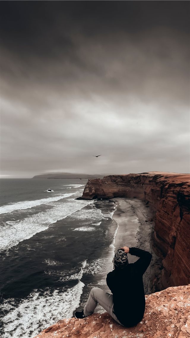 Silence in the beach iPhone 8 wallpaper 