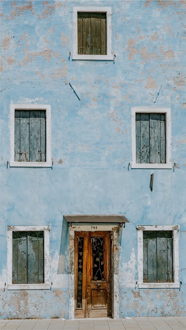 Blue house exterior in Burano iPhone 8 wallpaper 