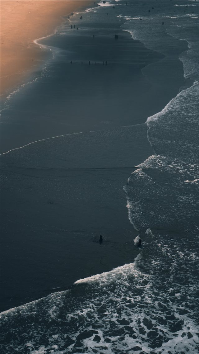 Coming in on the tide iPhone 8 wallpaper 