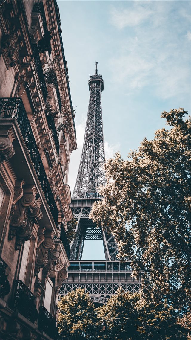 Day in Paris iPhone 8 wallpaper 
