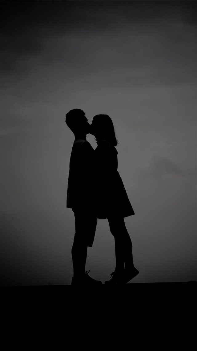 A pair of lovers who are kissing  iPhone 8 wallpaper 