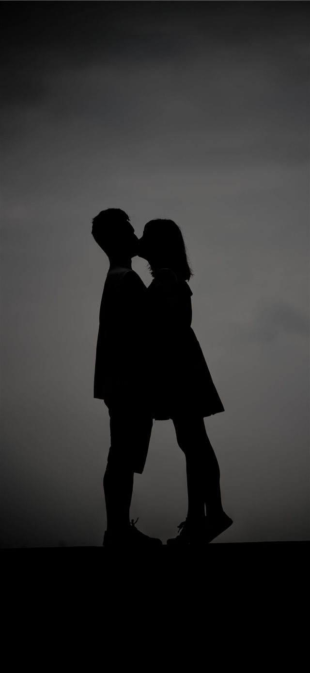 A pair of lovers who are kissing  iPhone X wallpaper 