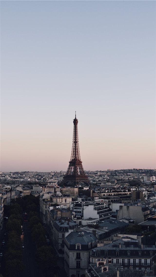 Madame Eiffel at sunset iPhone 8 wallpaper 