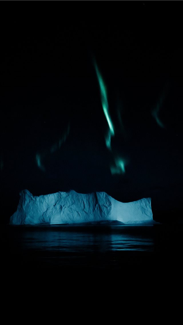 Northern lights above an iceberg in the Arctic iPhone 8 wallpaper 