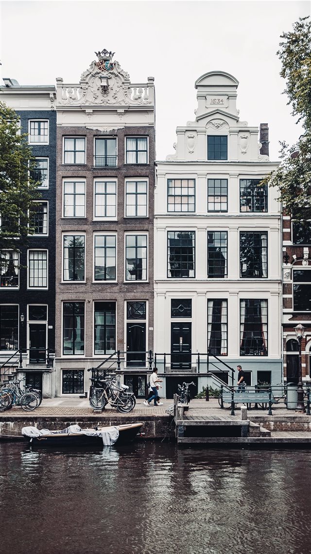 Pedestrians in Amsterdam iPhone 8 wallpaper 