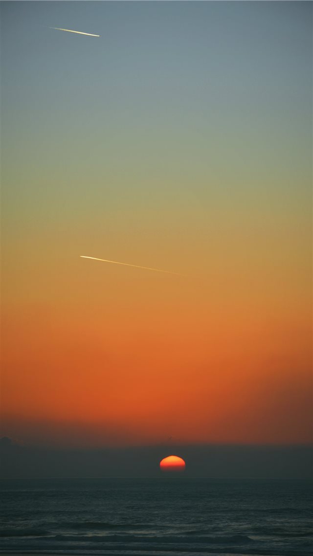 Shooting stars and setting sun iPhone 8 wallpaper 