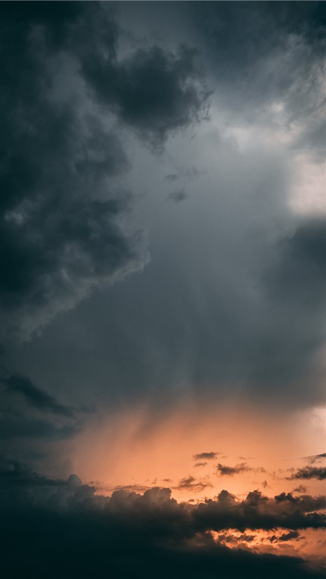 Stormy Love iPhone 8 wallpaper 