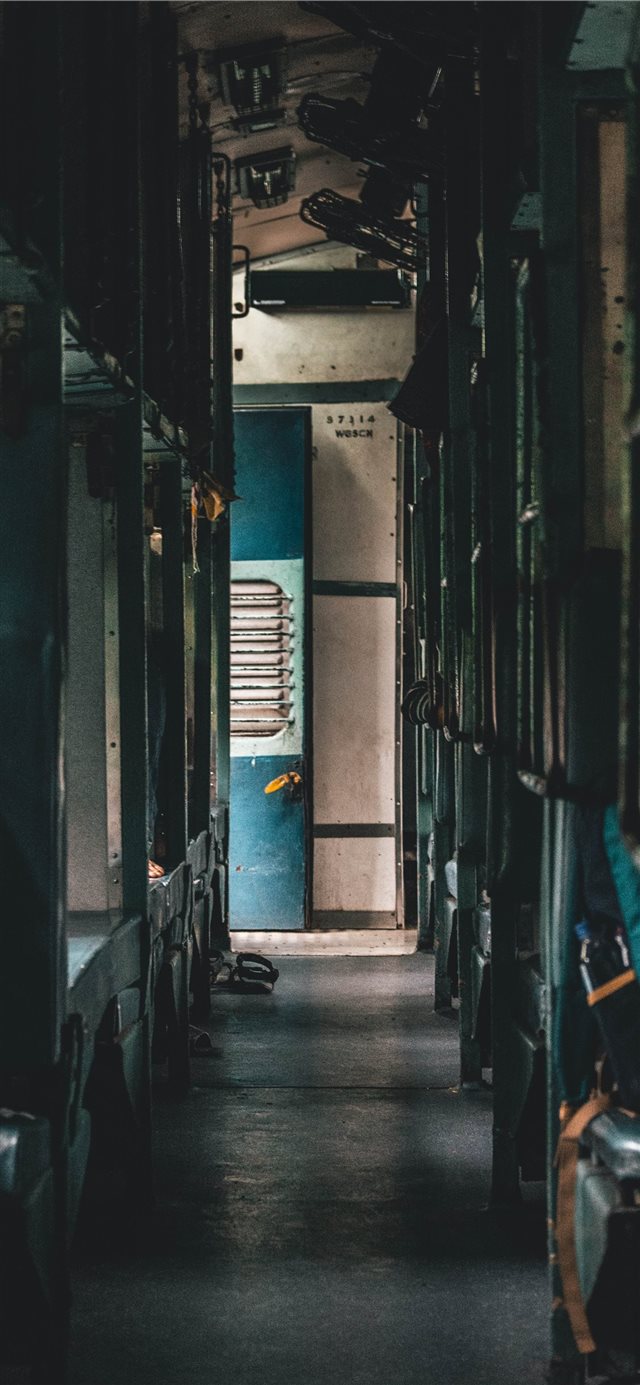 The competition in India is seen every morning  🚂 iPhone X wallpaper 