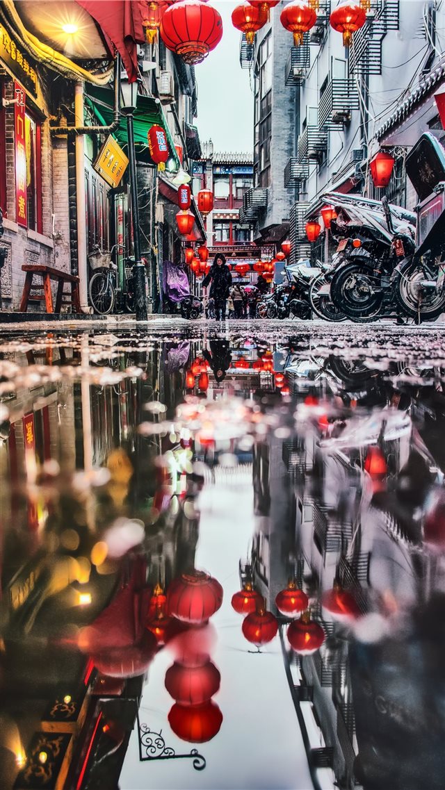 喜庆节日里的北京胡同 iPhone 8 wallpaper 