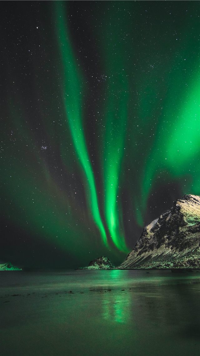 Northern lights in Norway iPhone 8 wallpaper 