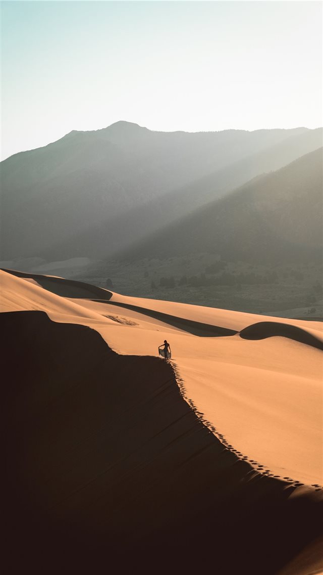 Hiking in the Great Sand Dunes National Park the m... iPhone 8 wallpaper 