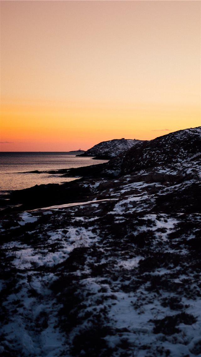A view of the Duncan's Cove coastline line trail a... iPhone 8 wallpaper 