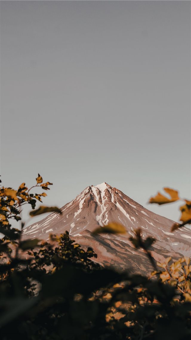 Autumn  Vilyuchinsky volcano  iPhone 8 wallpaper 