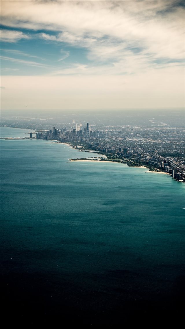 The skyline of Chicago  Illinois  USA  as seen fro... iPhone SE wallpaper 