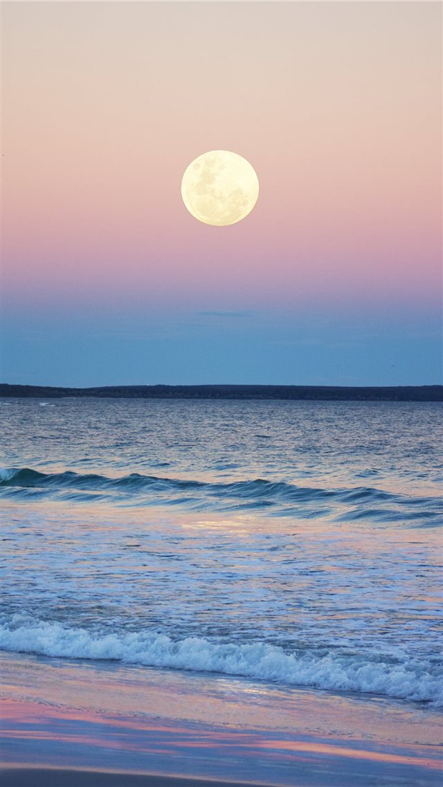 The nearly full moon rising over Jervis Bay  Austr... iPhone 8 wallpaper 