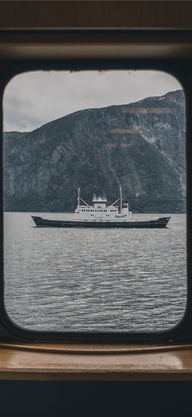 white and black ship iPhone X wallpaper 