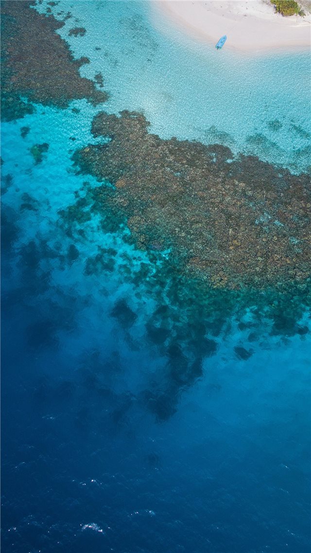 Maldivian lagoon  iPhone SE wallpaper 