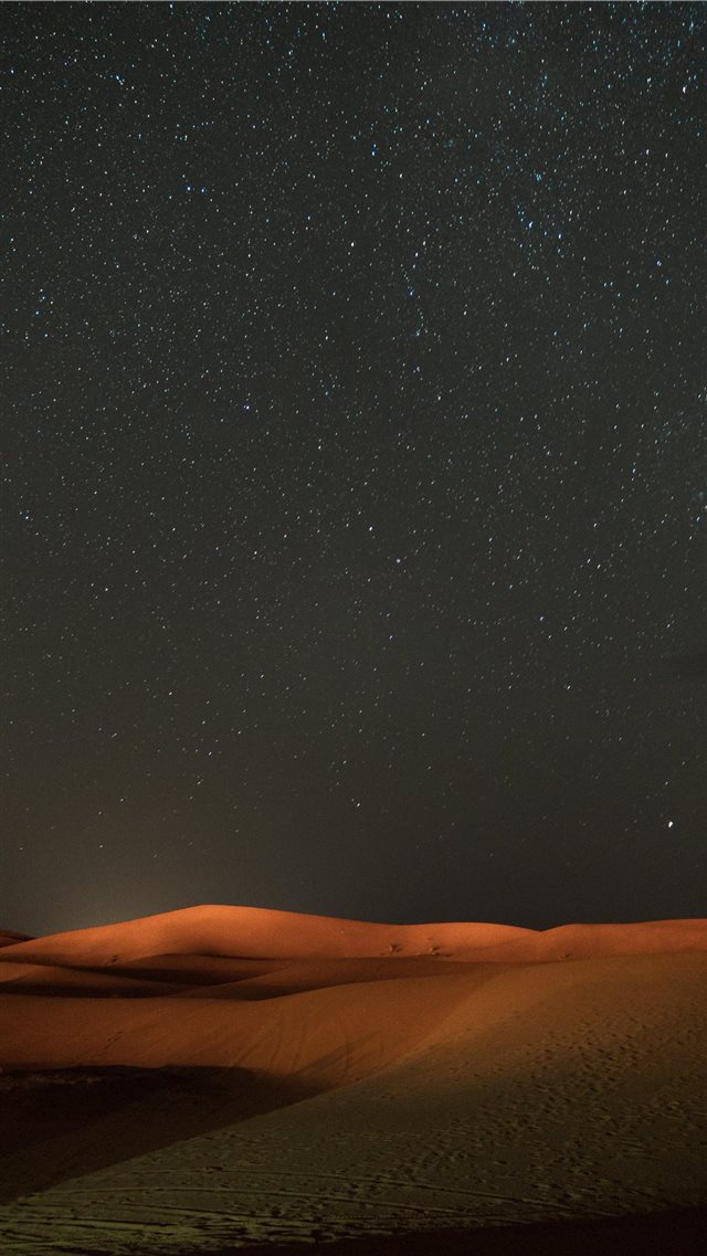 stars across the sky view at the desert iPhone 8 wallpaper 