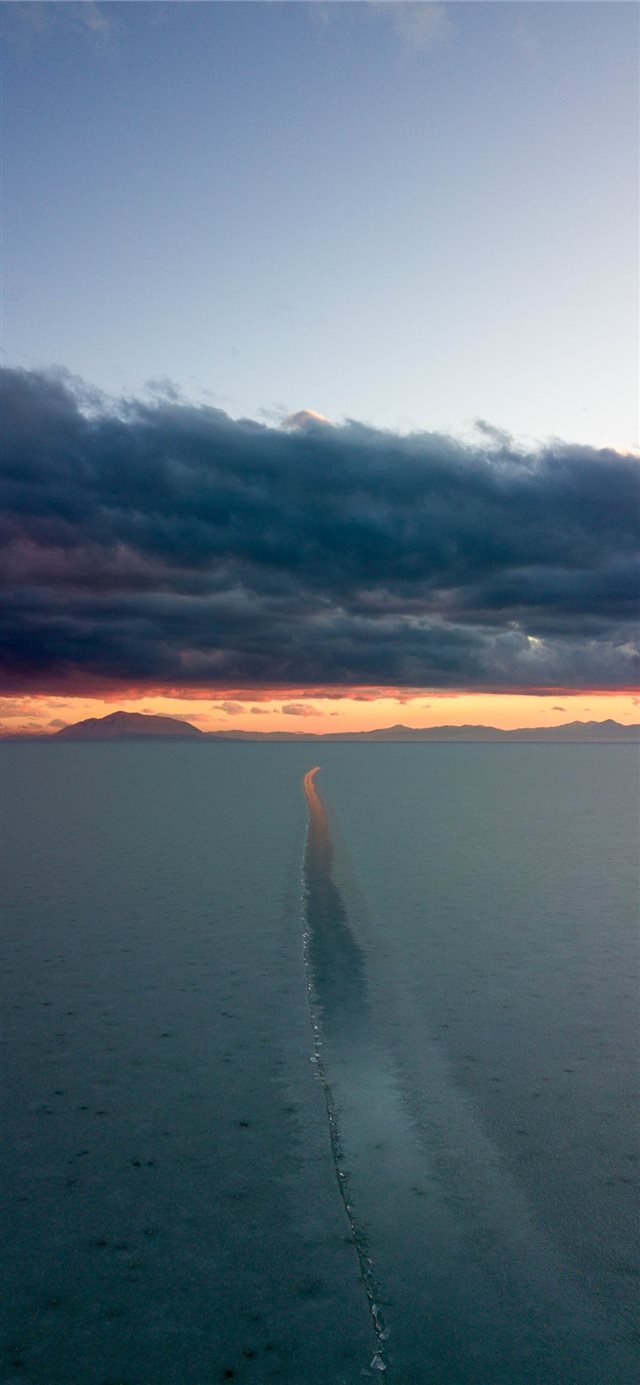 ocean during sunset iPhone 11 wallpaper 
