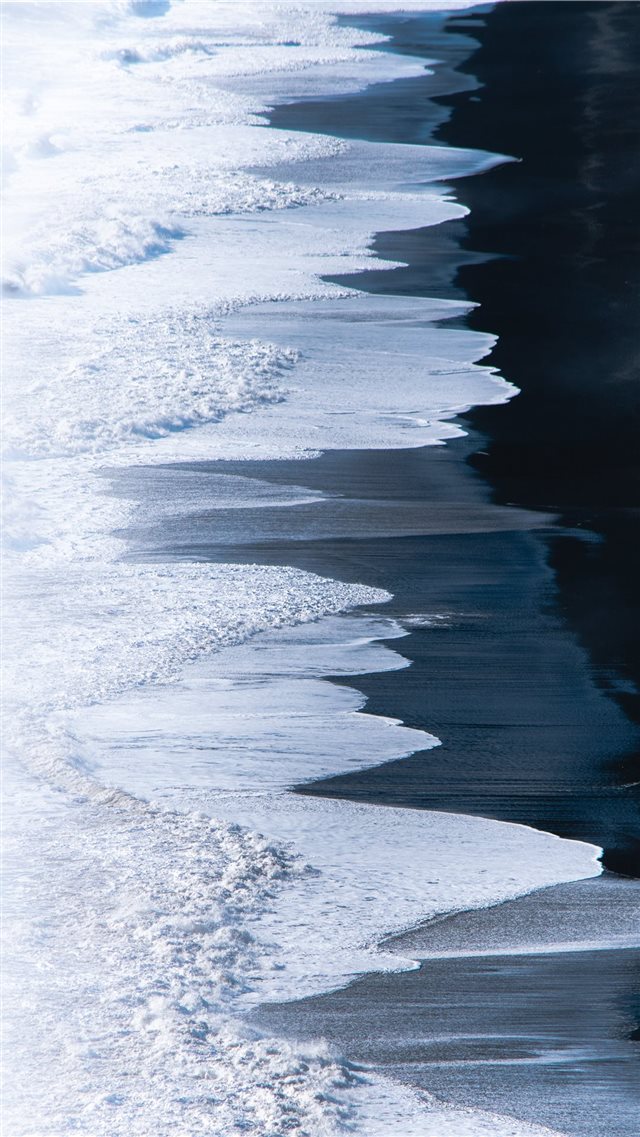 ocean waves crashing on shore during daytime iPhone 8 wallpaper 