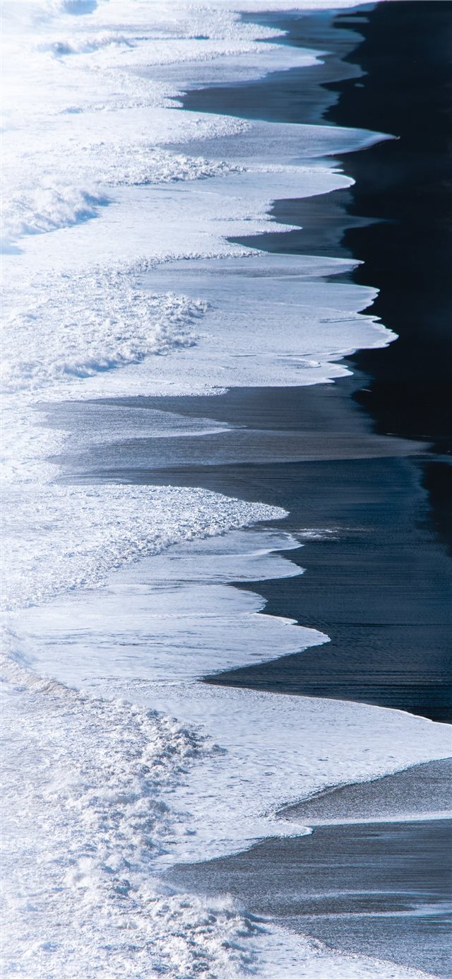 ocean waves crashing on shore during daytime iPhone X wallpaper 