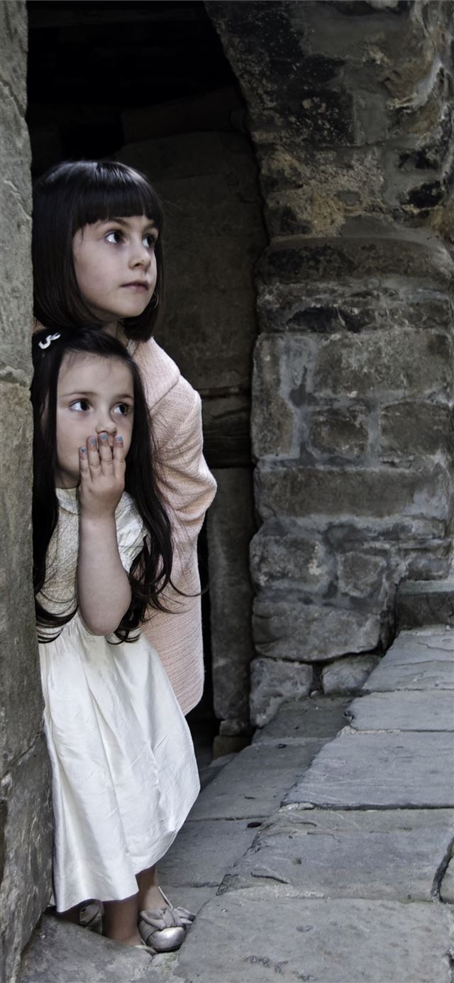 kids children girls hiding surprised play and iPhone 11 wallpaper 