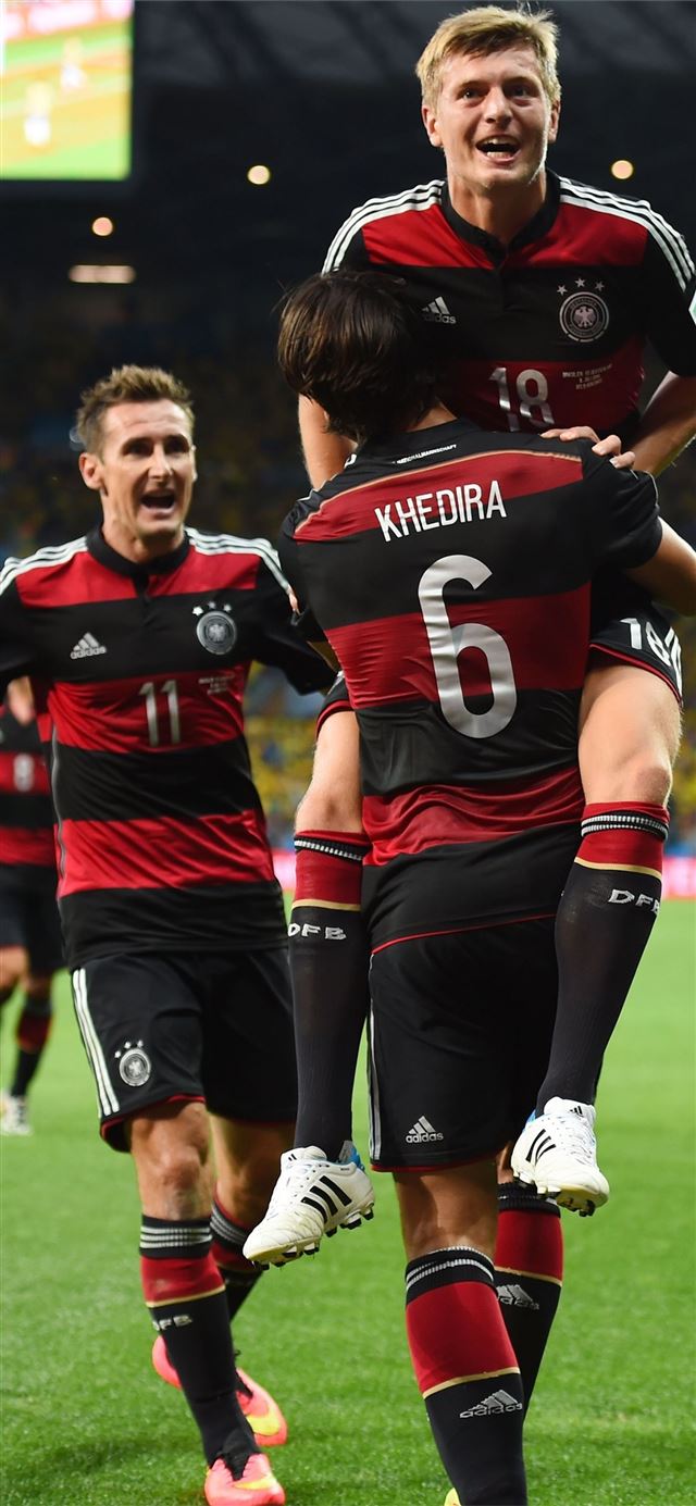 Toni Kroos and Germany against Brazil in the 2014 ... iPhone X wallpaper 