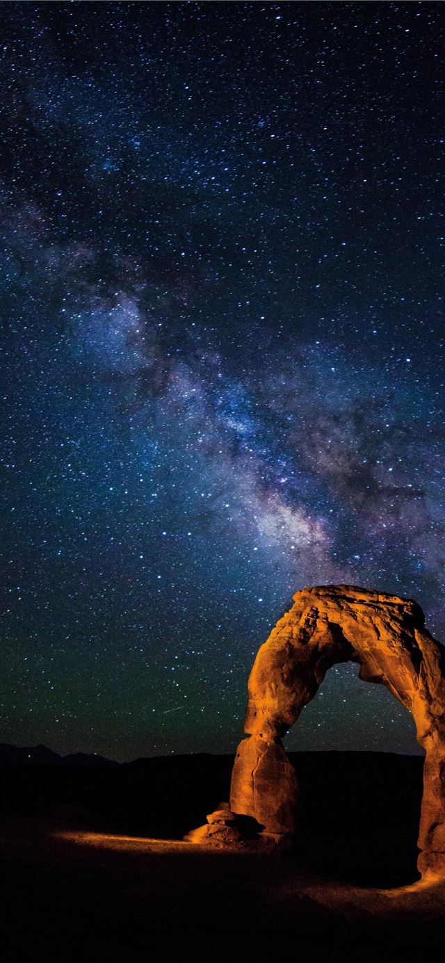 Delicate Arch and The Milky Way Arches National Pa... iPhone X wallpaper 