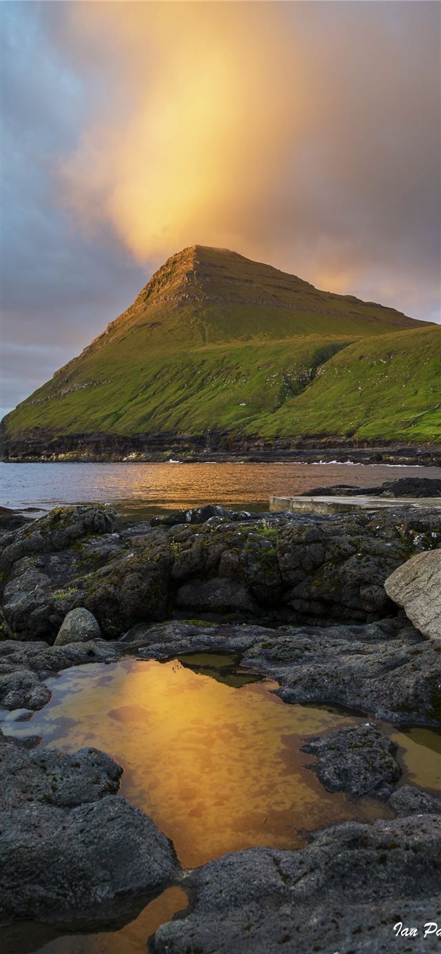 Evanescent Light Faroe Islands iPhone X wallpaper 