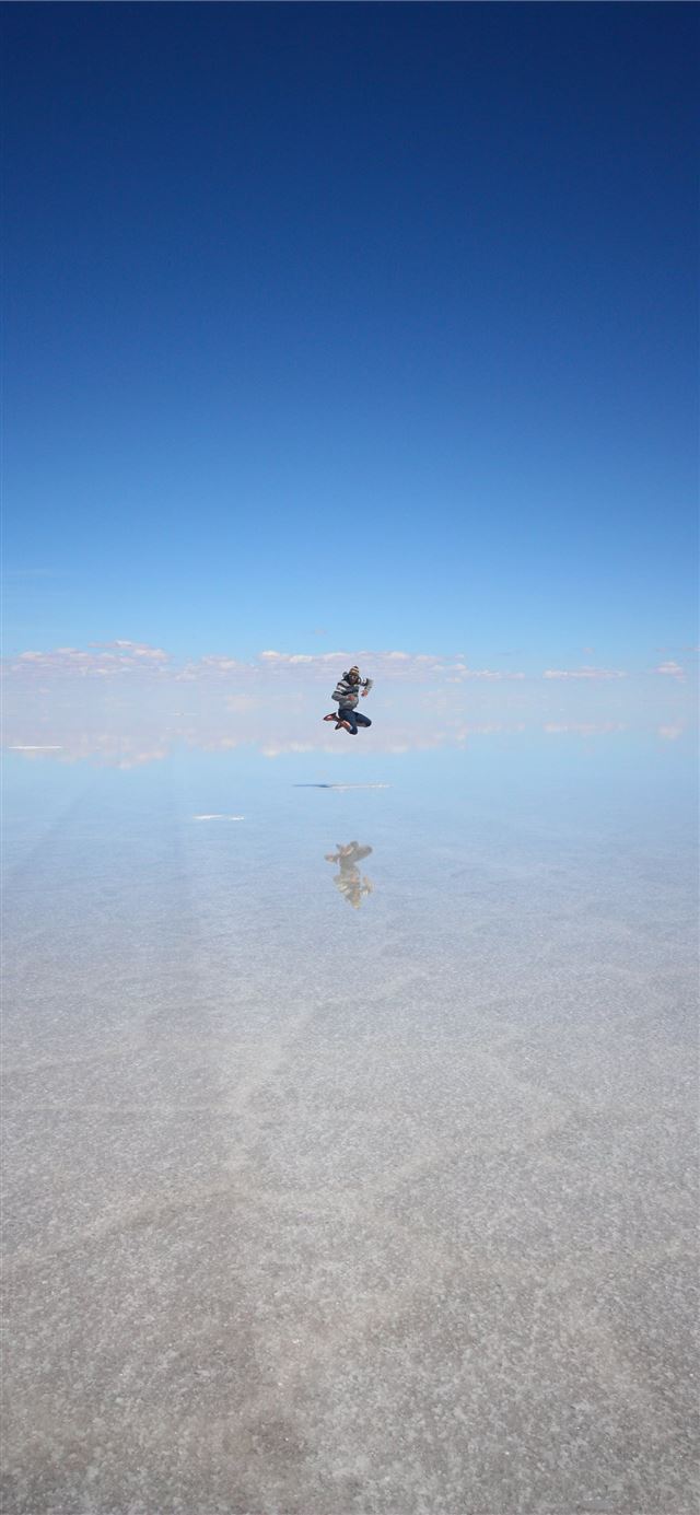 Salar de Uyuni – Travis Allen Photography iPhone 11 wallpaper 
