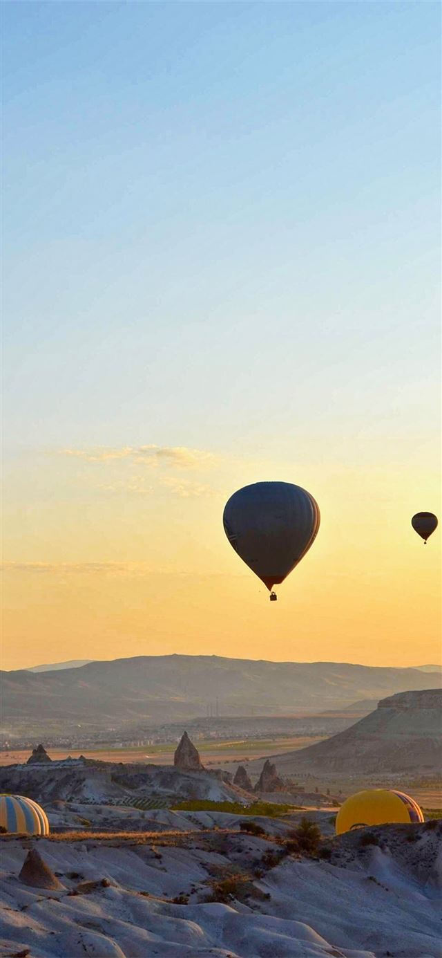 The famous hot air balloons of Cappadocia Turkey t... iPhone X wallpaper 