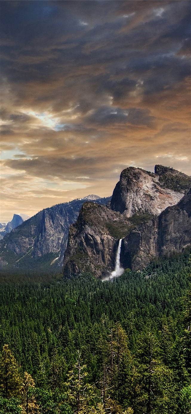 Yosemite Valley iPhone 11 wallpaper 