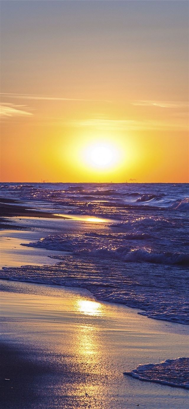 Lake Michigan Sunset iPhone 11 là một tác phẩm nghệ thuật sáng tạo tuyệt vời. Với ánh nắng vàng ươm, sắc hoàng hôn lãng mạn, bạn sẽ có cảm giác đang đứng trước một bức tranh tự nhiên tuyệt đẹp. Cùng chúng tôi trải nghiệm khoảnh khắc đầy cảm xúc này và khám phá kỹ năng chụp ảnh tuyệt vời của iPhone 11 nhé!