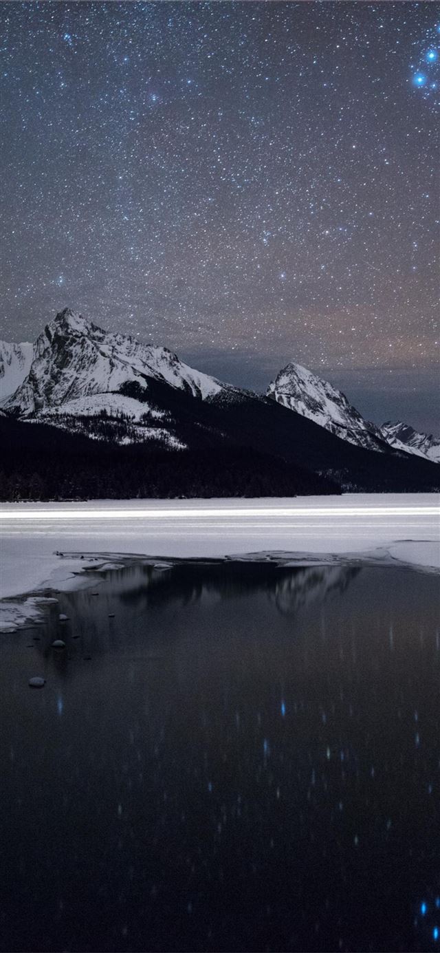 maligne lake jasper national park alberta iPhone 11 wallpaper 