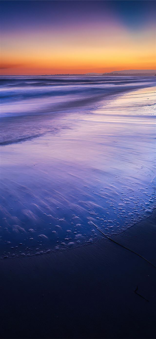Hãy đến với bãi biển câm lặng hoàng hôn đổ dòng, một khung cảnh tuyệt đẹp đang chờ bạn khám phá trên hình nền iPhone